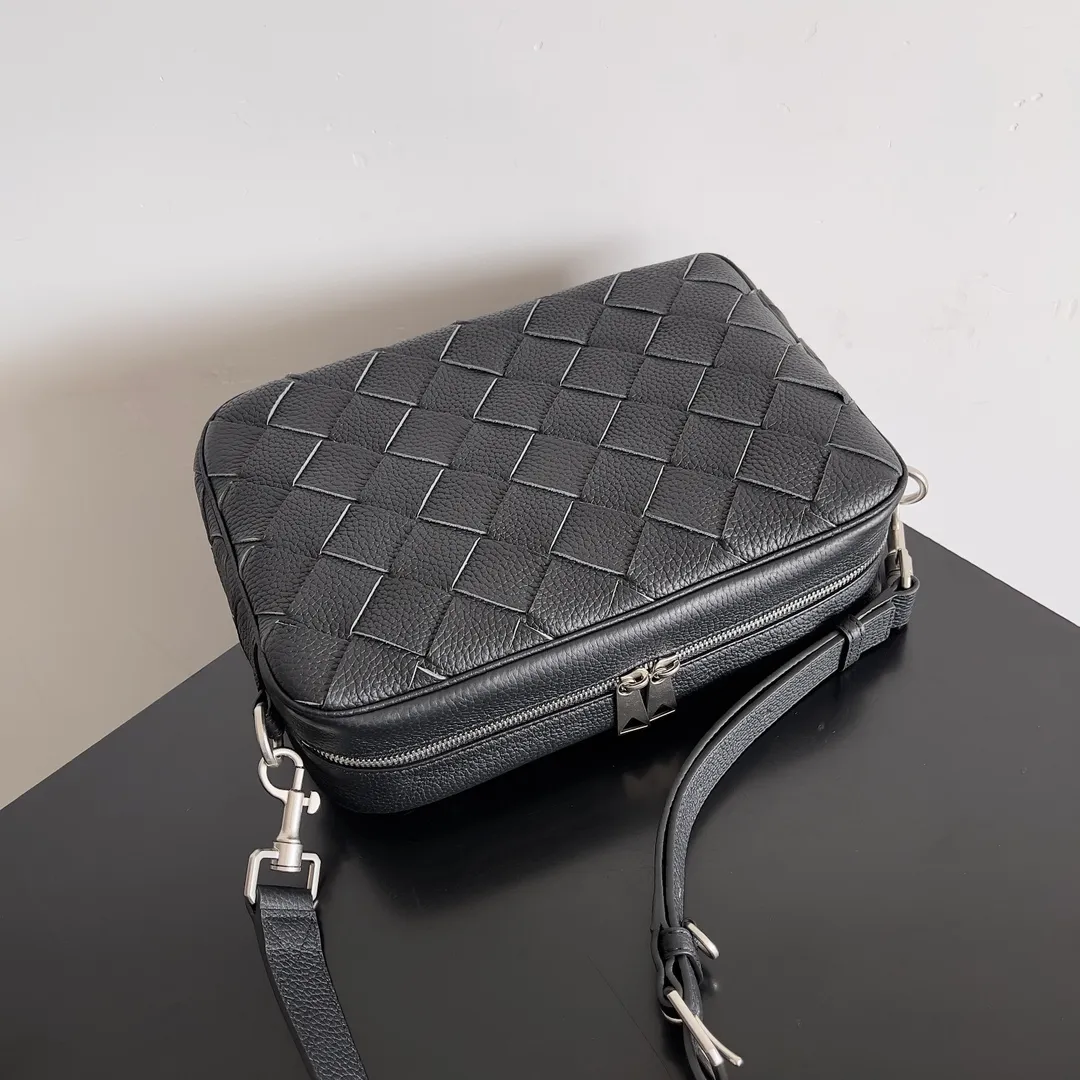 Those who have touched Batch 1820 cowhide with lychee pattern must understand that it is soft and high-grade. BOTTEGA VENETA's 2024 new men's INTRECCIATO woven camera bag uses lychee pattern and classic weaving to enhance the texture of the entire bag. It is durable and the matte material is very suitable for autumn and winter wear. In terms of capacity, this bag is not inferior to other bags. It has compartments inside, making it easy to store important things. Style number: 755925 Size: 29*19.5*7.5cm